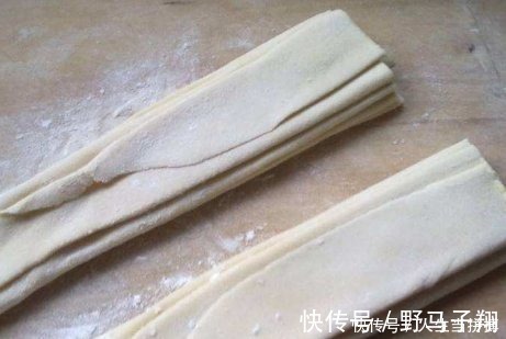 做手擀面时,别只会加盐,用上1招,劲道爽滑,煮久了也不易断