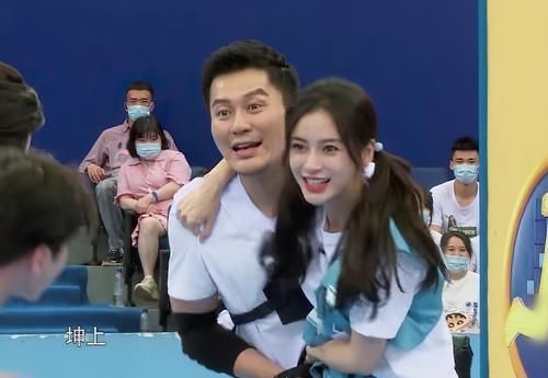 观众|蔡徐坤带球跑被邓紫棋撕名牌,baby极力帮忙,动作却令观众无法接受