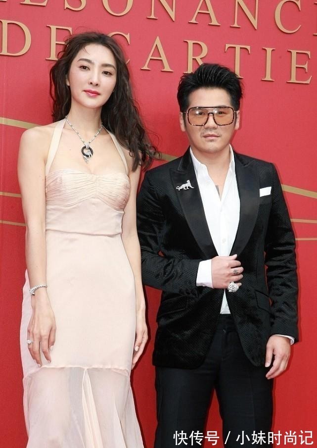 挂脖裙|曹格妻子不当模特可惜了,穿挂脖裙秀出高挑身材,比老公更像明星