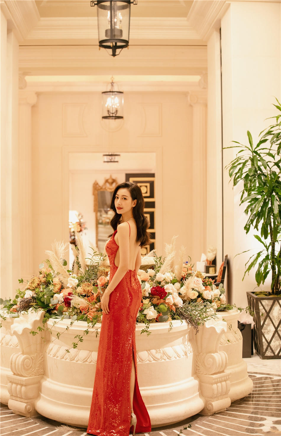 被“温雅”气质给惊艳到了!身穿一袭红色吊带连衣裙,高级洋气