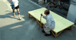 |搞笑GIF：大姐 你穿的是假裙子吧 起跳那一下真的吓到我了