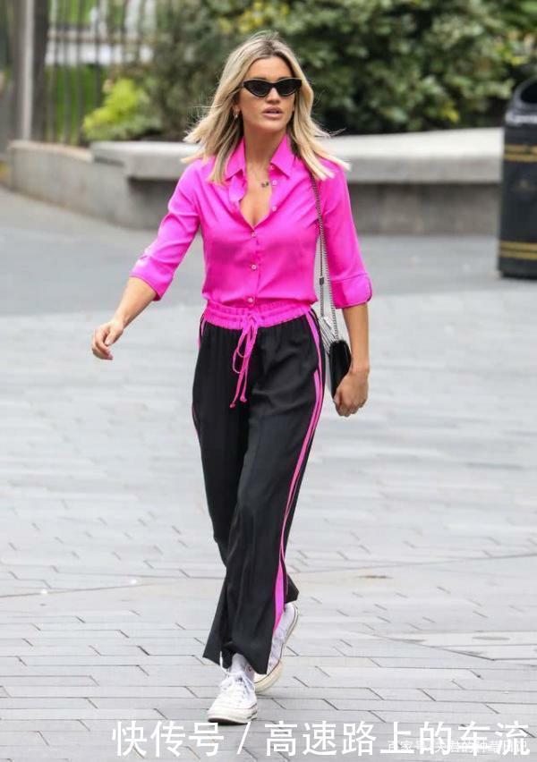 奔四的女人,少穿“花”衣服,多穿这3种颜色的衣服,减龄又显白