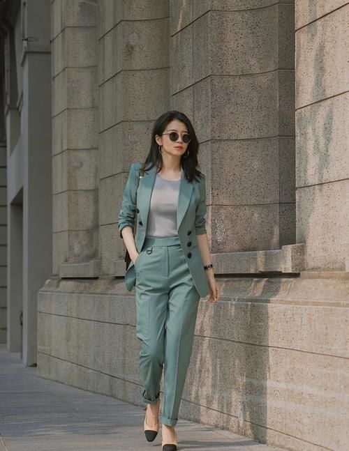 工作场所 这位“时尚博主”的西装搭配太美,30岁女人开春照着穿,气质爆棚