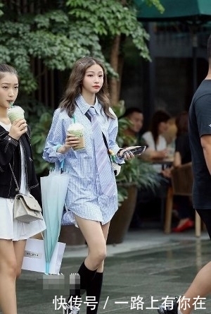 路人街拍,小姐姐妩媚又有点小性感,身姿也很优美,看着更是吸睛