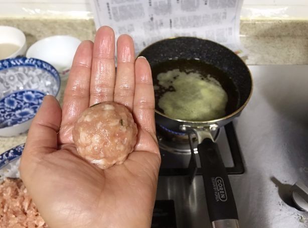 炸丸子,外行才用淀粉!换成这2样,丸子外酥里嫩,松软Q弹,真香