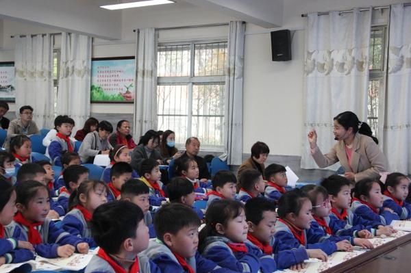 濉溪县四铺中心学校举行新型教与学模式下小学数学教学研讨活动