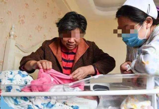 夫妇俩|51岁妈妈坚持生二胎,产后向女儿“借母乳”被拒,女儿像什么话