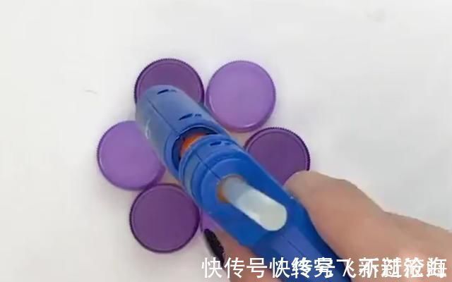 饮料瓶盖也很有用,手工教他们用纸杯做“花盆”,孩子们也