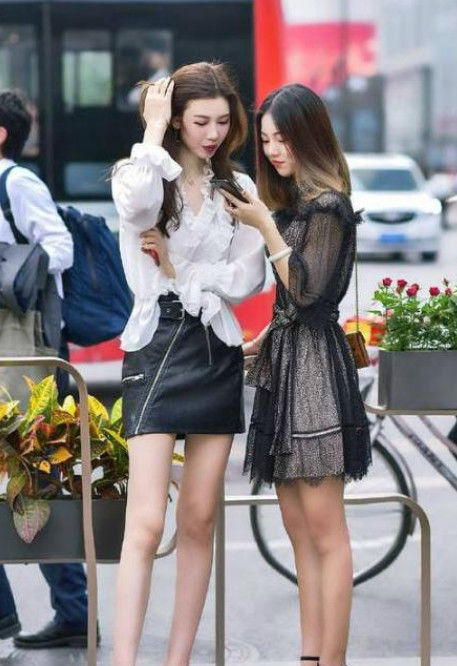 街拍：清纯的小美女，百褶裙配黑色马甲，彰显简约的气质美