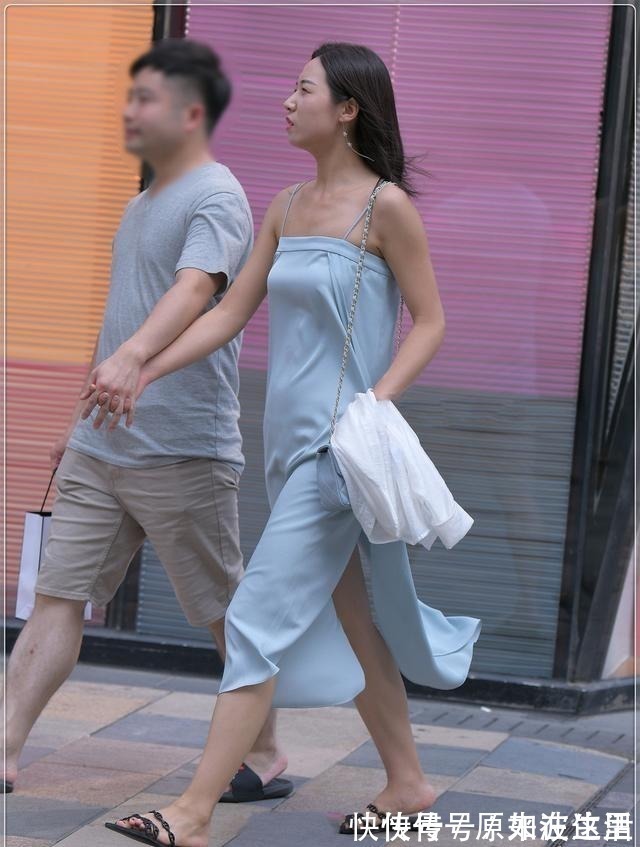 下垂感|天蓝色的丝绸吊带连衣裙，轻松脱掉，质感十足