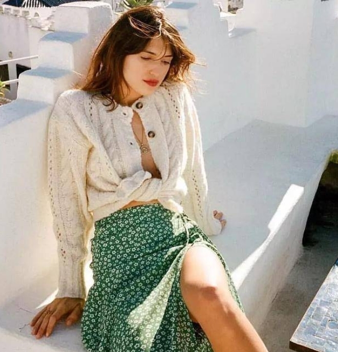 今年很流行“奶奶衫”,看似显老,穿上却很减龄,百搭不挑人