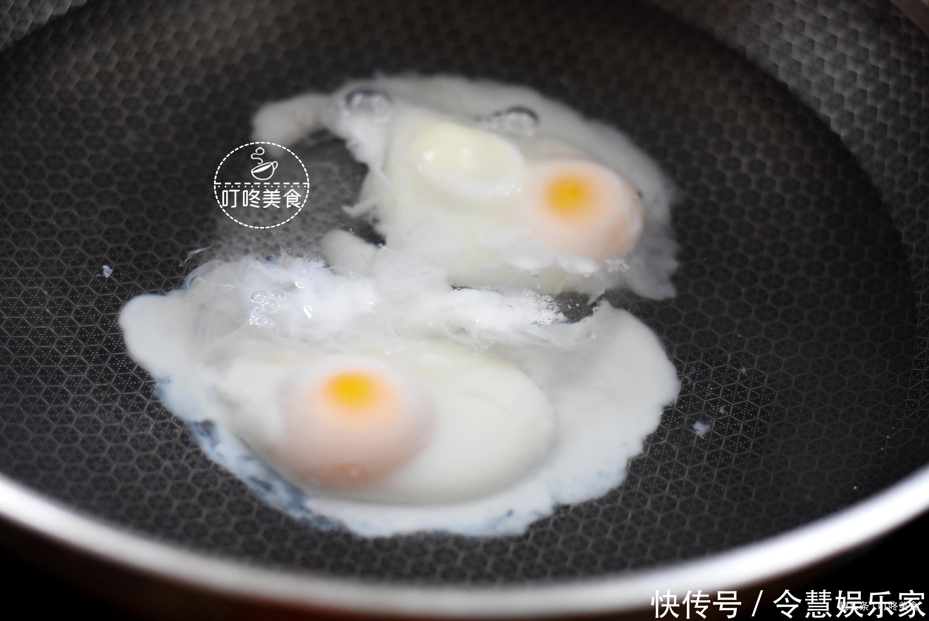 不粘|煮荷包蛋时,煮不圆还冒白沫教你一招,保证完整还不粘锅!