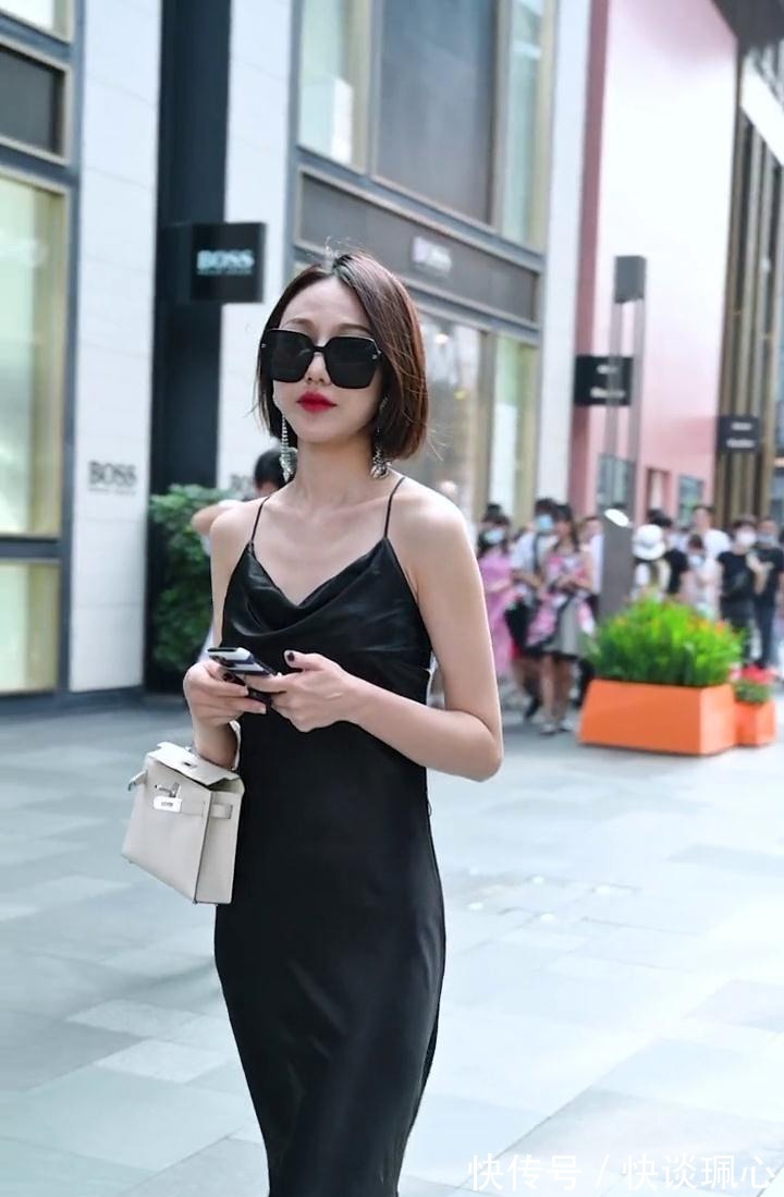 丝质|高冷短发的美女,身着黑色丝绸裙,展现出极佳气质