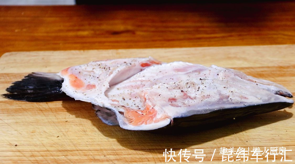 鱼头|9元买了一个三文鱼鱼头，这样烤着吃，外焦里嫩，吃着香