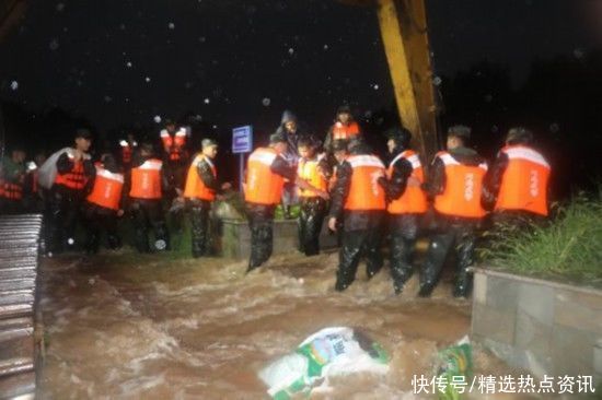 冲锋舟|河南多地暴雨，武警官兵紧急抗洪抢险