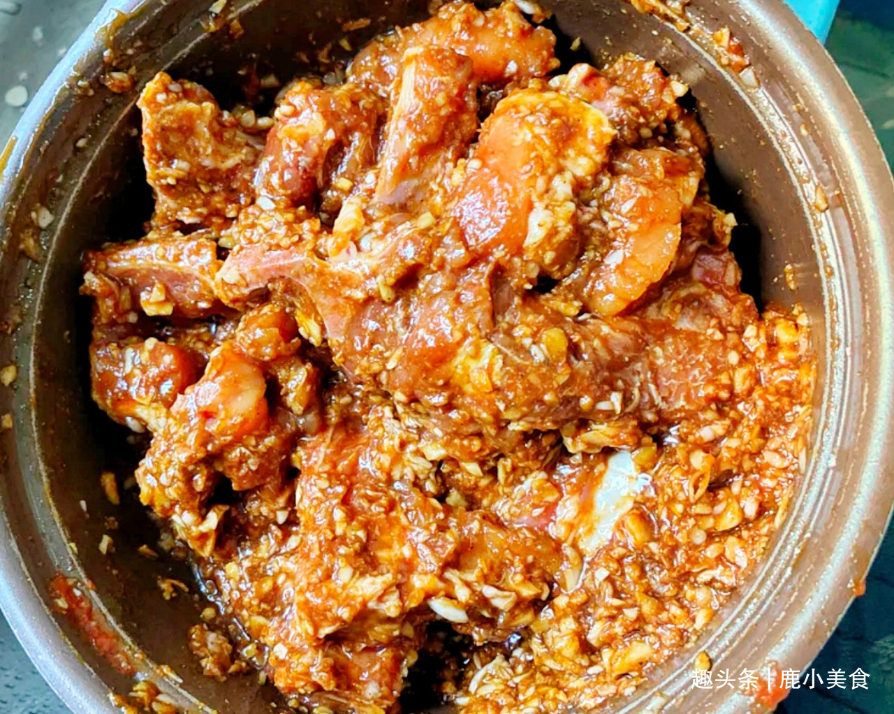 老父亲惯用的蒜香排骨“腌制配方”，外酥里嫩，蒜香十足，真美味