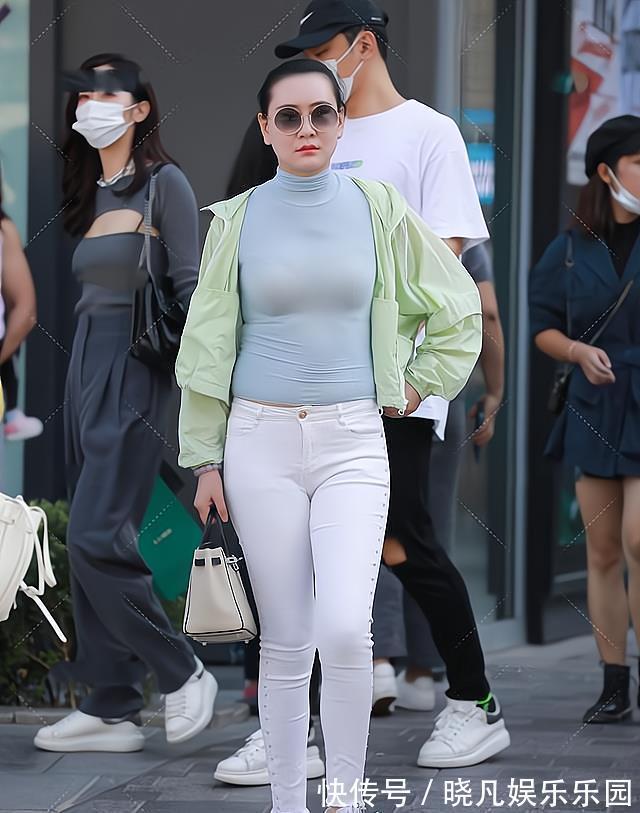 手提袋 浅绿上衣配上白色牛仔裤,清新时尚,与墨镜相衬更显帅气