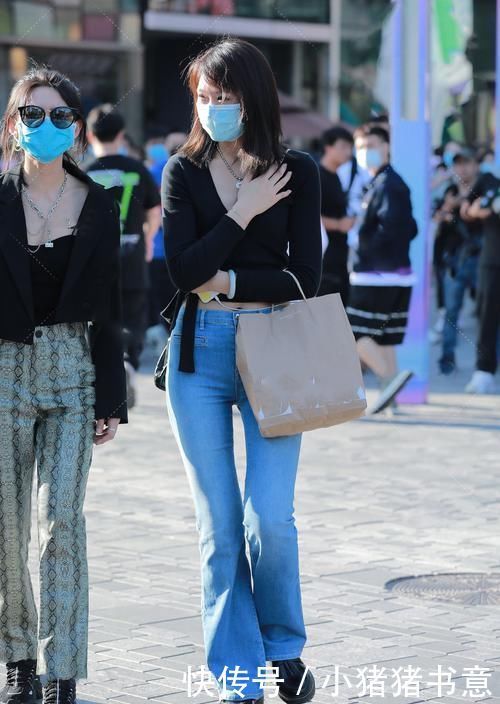 想要提升个性感，气质女生穿喇叭裤搭配针织短衫，又靓又耐看