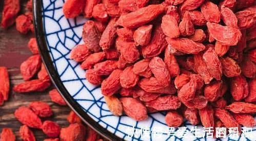 肾脏|专家劝告:枸杞最好别和“此物”一起泡,不然没病找病,损害肾脏