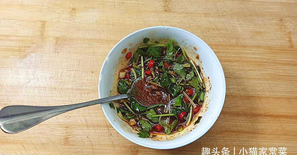 杏鲍菇凉拌比直接用热油炒出来的杏鲍菇口感更好,味道也清香