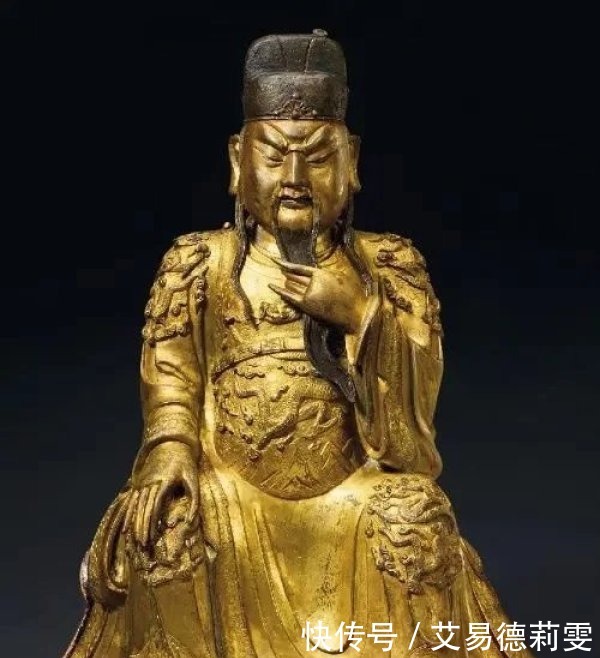 关公穿龙袍坐龙椅拿牌形象代表意思?