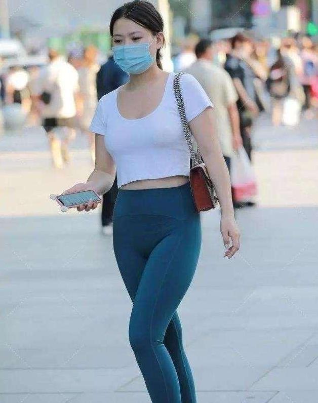 百褶裙 黑色修身连衣裙显瘦,四条肩带设计很有女人味