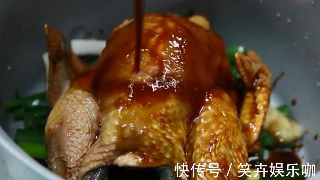 微波炉|把1整只鸡扔电饭锅内,不放油不放水,出锅比烧鸡还好吃,太香了