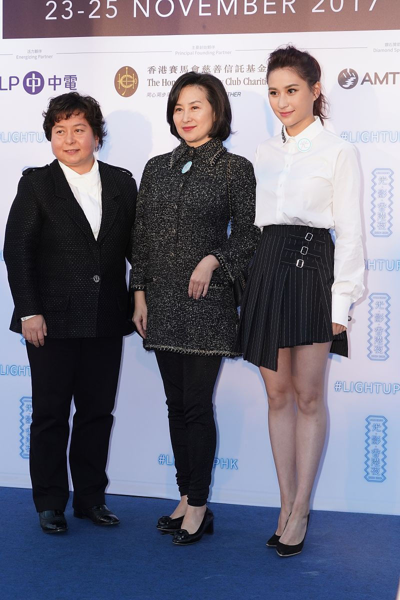 何超琼|58岁何超琼再次艳压群芳,黑色蕾丝裙配飞尾短发,胸针显真名媛