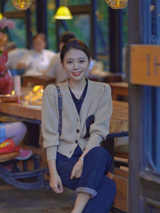 穿搭|秋季,西服怎么穿才好看?搭配上黑色针织衫和半身裙,高级又时髦