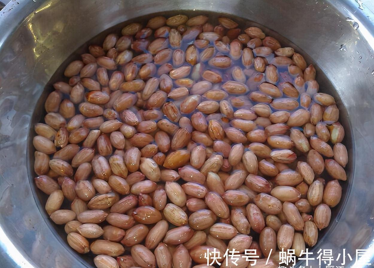 油炸花生米,先下锅炸就错了!难怪不酥脆,教你正确做法