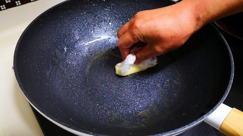 冲洗|原来不粘锅也要开锅和养护,很多人不懂,怪不得越用越粘还掉涂层