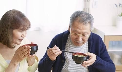 饮食|越老越要吃得健康，60岁后坚持3大饮食规则，长寿不会离你太远