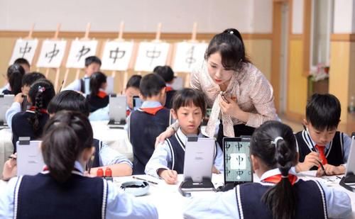 争议|中小学“师德码”引争议，师德作风一扫便知，教师家长各执一词