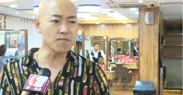 男子去理发惨遭嘲讽，店家∶没钱就别来剪头，装什么大款！
