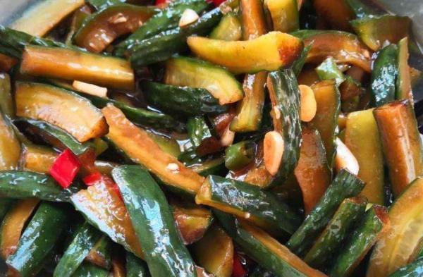 干净|腌黄瓜不能直接撒盐,记住个细节,黄瓜更脆更入味,2个月都不坏