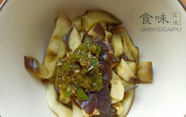 上桌|蒸茄子,直接上锅蒸不对教你一招,茄子鲜嫩不发黑,上桌就光盘