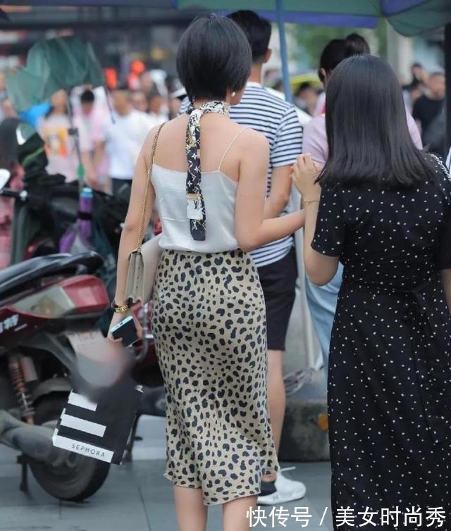 高跟鞋 白冰丝吊带搭配豹纹长裙,脖子上独特的“项圈”,霸气御姐惹不起!