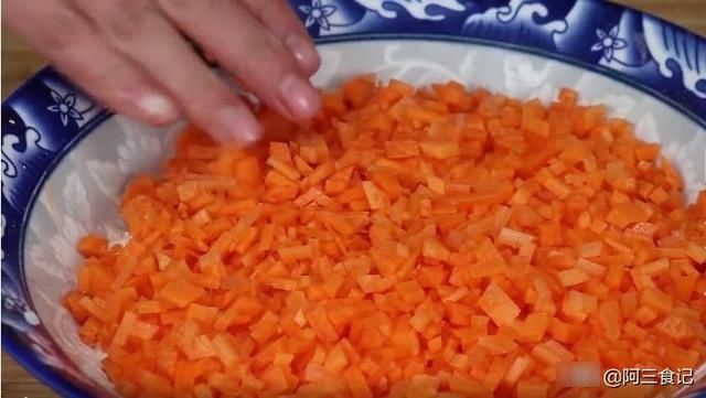 胡萝卜切成丁，淋上2个鸡蛋筷子搅一搅，营养又解馋，出锅比肉香