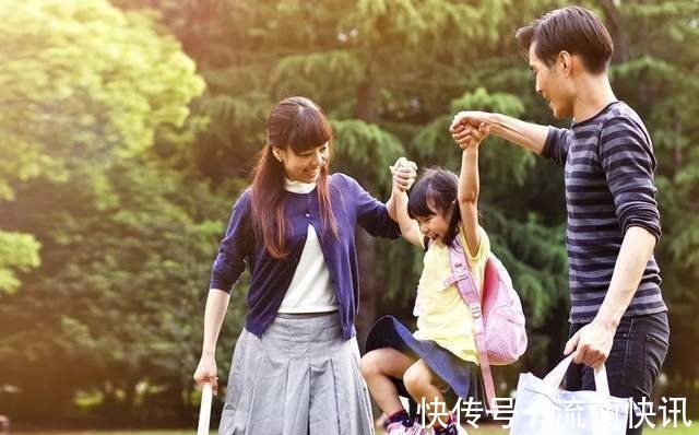 长辈|孩子上下学由谁来接送,反映了家庭不同状态第四种家庭最幸福