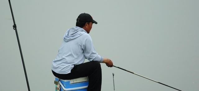 天冷如何让鱼咬钩?只需下面这1招,再懒的鱼也会扑上去咬一口