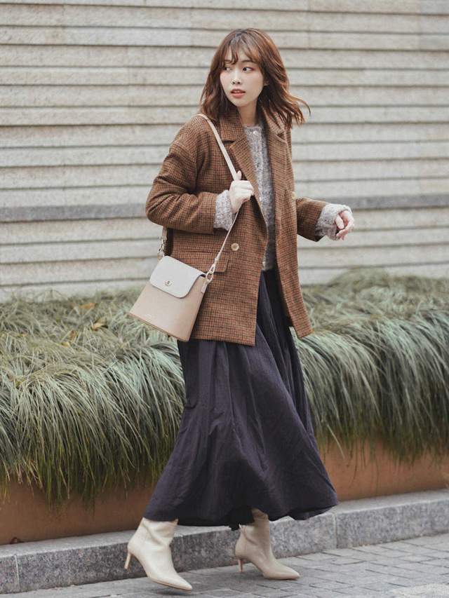 淡雅 40+女生秋天备这3条裙子,搭配西服、针织衫更优雅,时髦又减龄