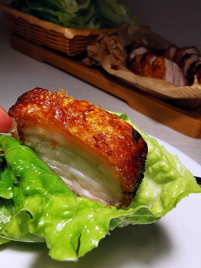  脆皮|不用油，也有酥香可口的脆皮五花肉，一下刀，酥脆到不行