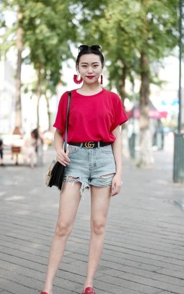 小蛮腰|自信大方的长发美女,穿浅蓝色吊带连衣裙,优雅又迷人