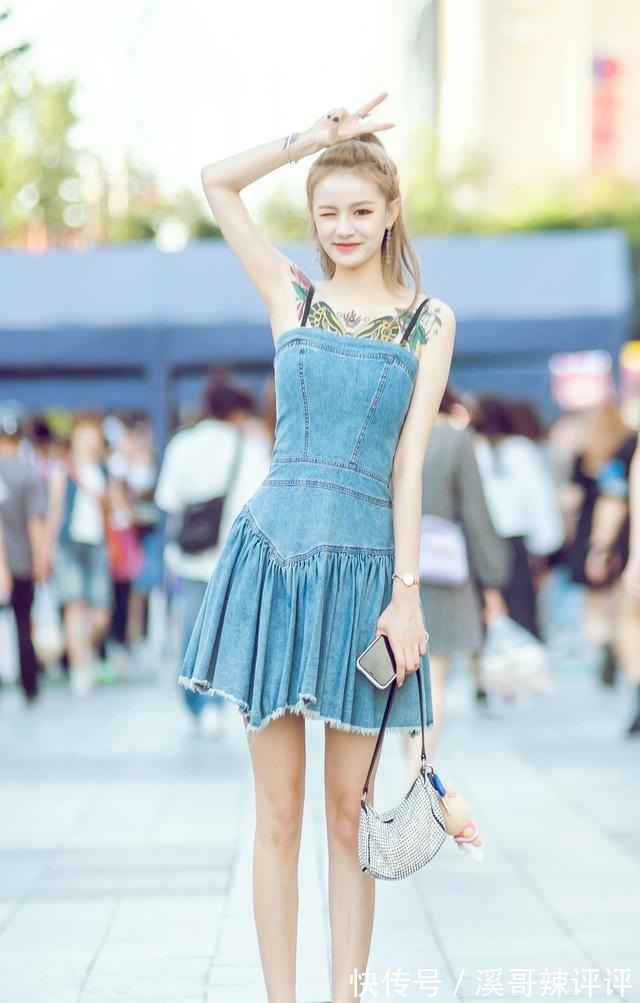 三伏天 三伏天穿什么年轻女孩多穿吊带裙,搭配小白鞋,清凉又好看!