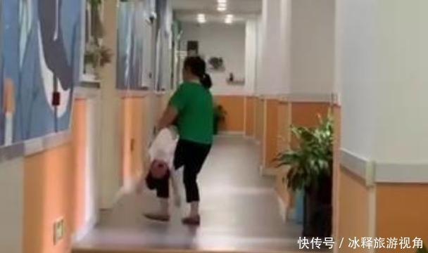 教室|宝宝上幼儿园的第2周，被奶奶扛进了教室，一旁的妈妈都乐坏了