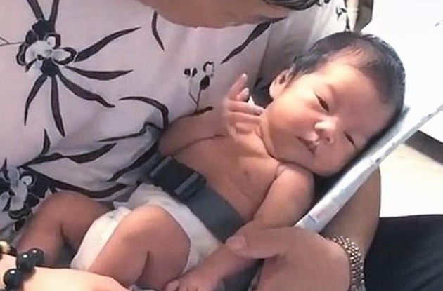 外孙|姥爷凝视小外孙半小时,目光慈爱又温柔,却换来了一个“大白眼”