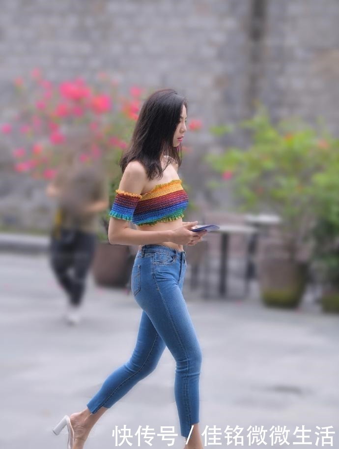 小妹妹|街拍小姐姐穿彩虹特色衣服出街,这道风景线很可以!