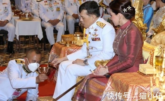 苏提达$泰王重视44岁苏提达,“深情对望”好甜蜜,暂时忽视诗妮娜贵妃