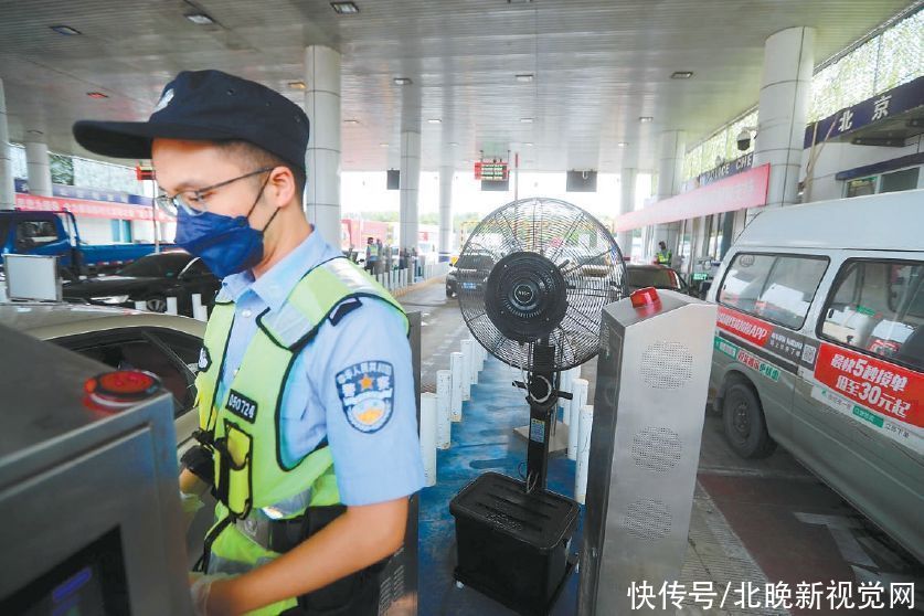 京港澳高速|高温下的窦店公安检查站：不漏一车，不漏一人