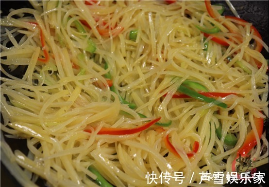 炒土豆丝|才知道，炒土豆丝先用水冲就错了，教你饭店的诀窍，脆嫩不粘锅